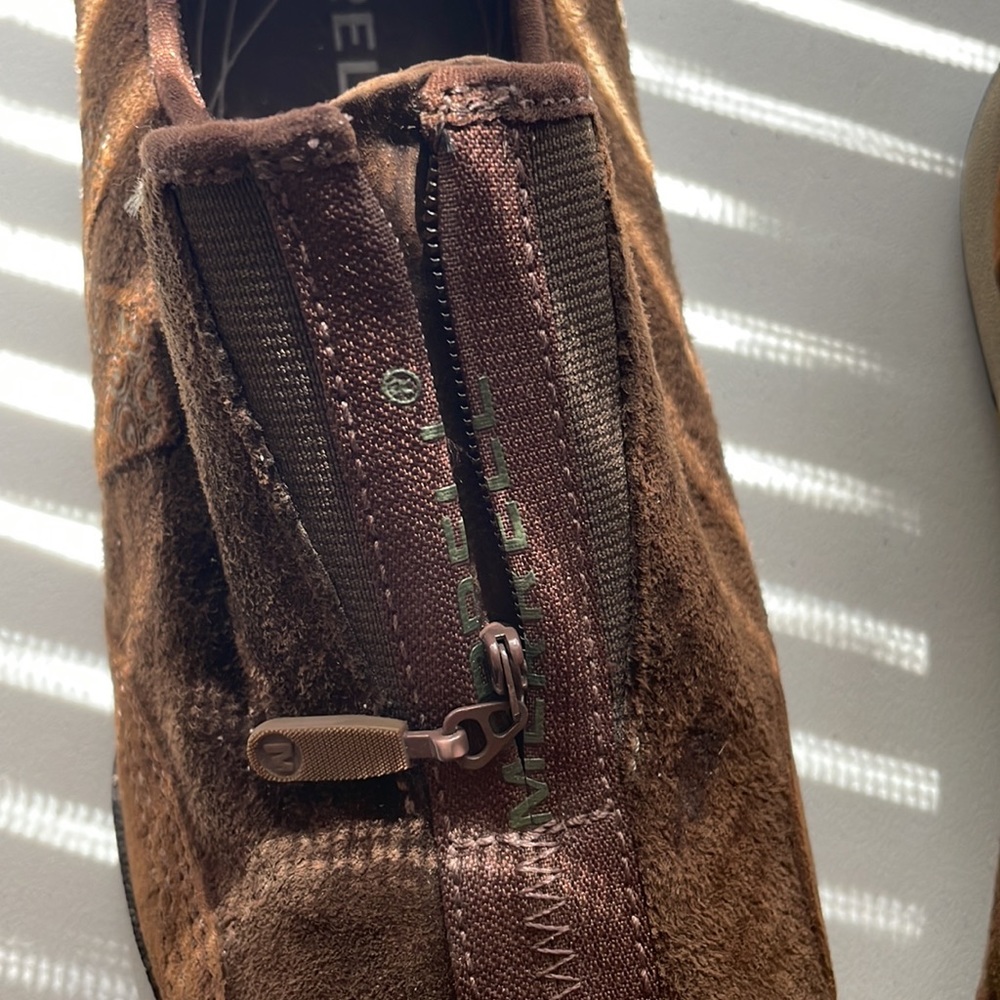 Merrell women’s suede shoes with a zipper (vertical) for easy off & own.